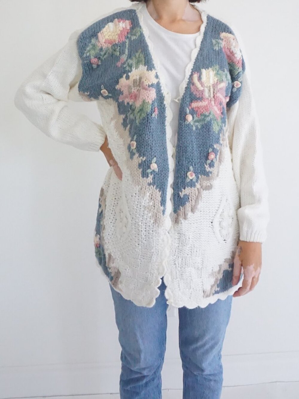 Vintage Classic Elements White Blue Floral Hand Knit Scalloped Cardigan L